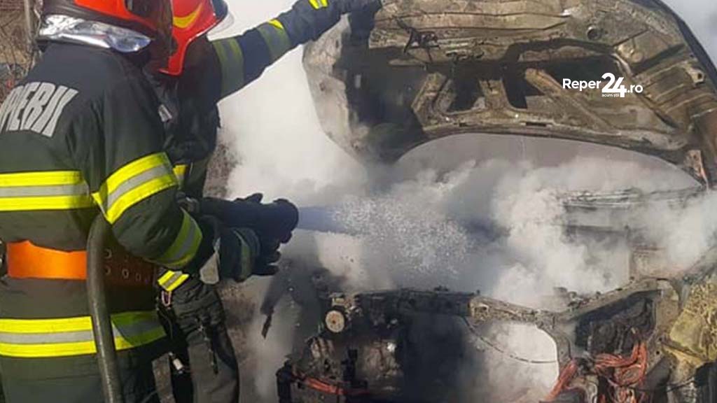 mașină incendiată Moldova Nouă